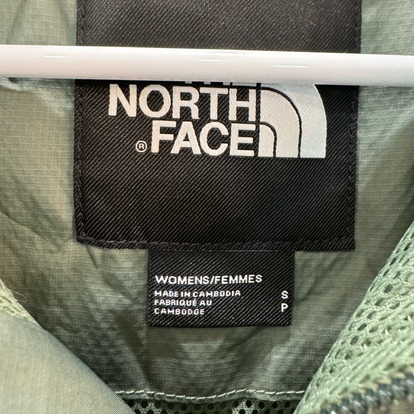 NORTH FACE WOMENS WIND BREAKER SMALL. LIKE NEW - Picture 2 of 3
